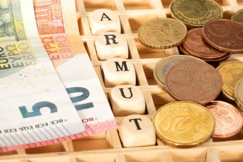 Geld mit Buchstaben Armut