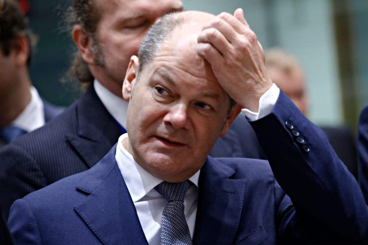 Bundeskanzler Olaf Scholz kratzt sich nachdenklich an der Stirn