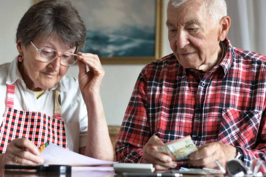 Älterer HErr und ältere Dame zählen Geld