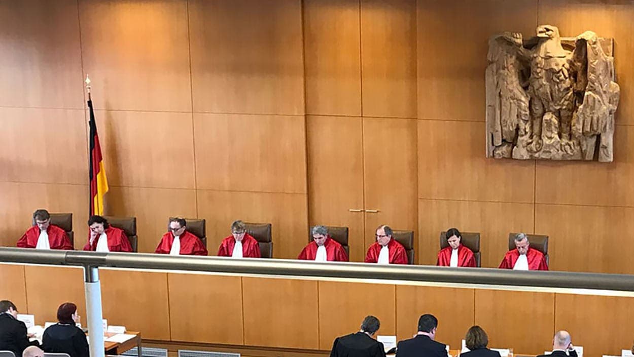 Richter im Gerichtssaal des Bundesverfassungsgerichts