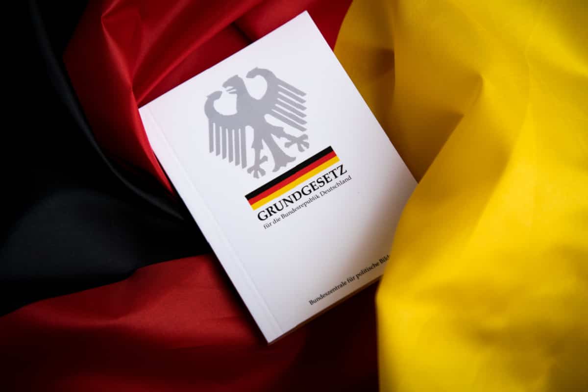 Grundgesetz auf Deutschlandflagge