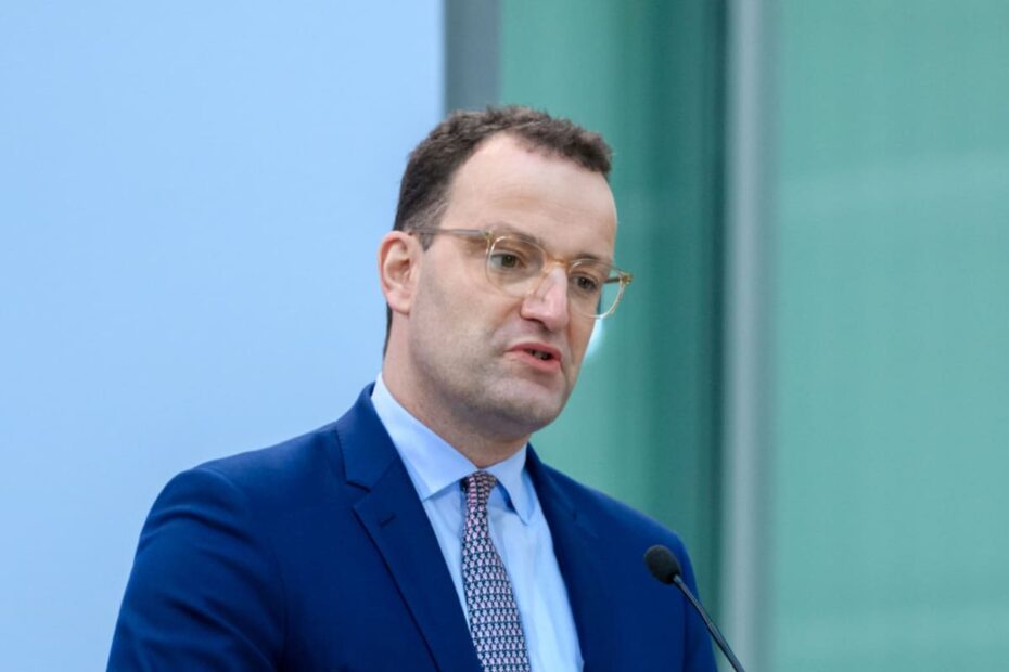 Jens Spahn am Rednerpult mit Mikrofon