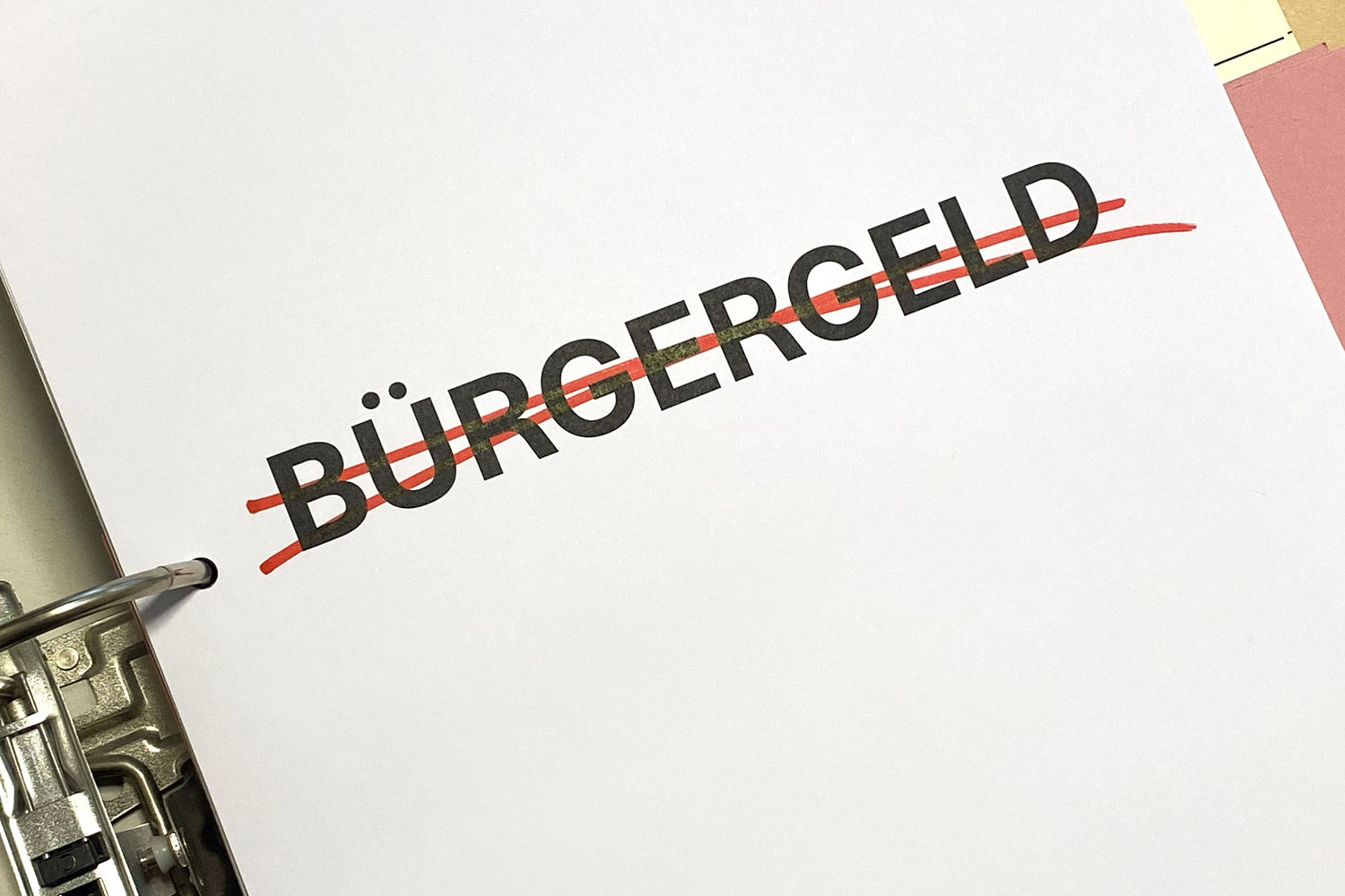 Text "Bürgergeld" auf Deckblatt eines Ordners in rot durchgestrichen