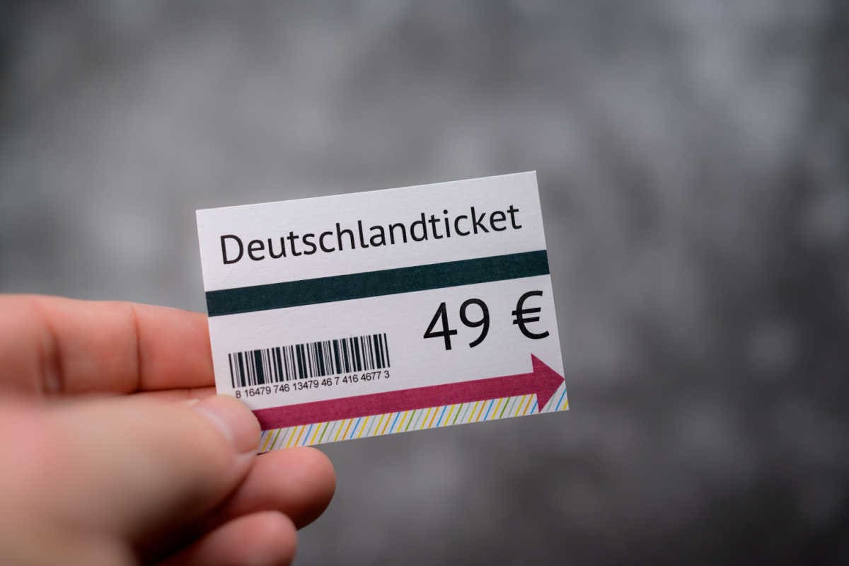 Hand hält 49-Euro-Deutschlandtisket hoch