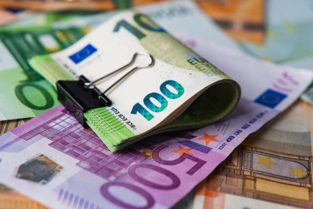 Bargeld ScheiNE AUF tISCH