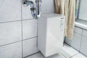 Durchlauferhitzer im Badezimmer zur Erwärmung von Warmwasser