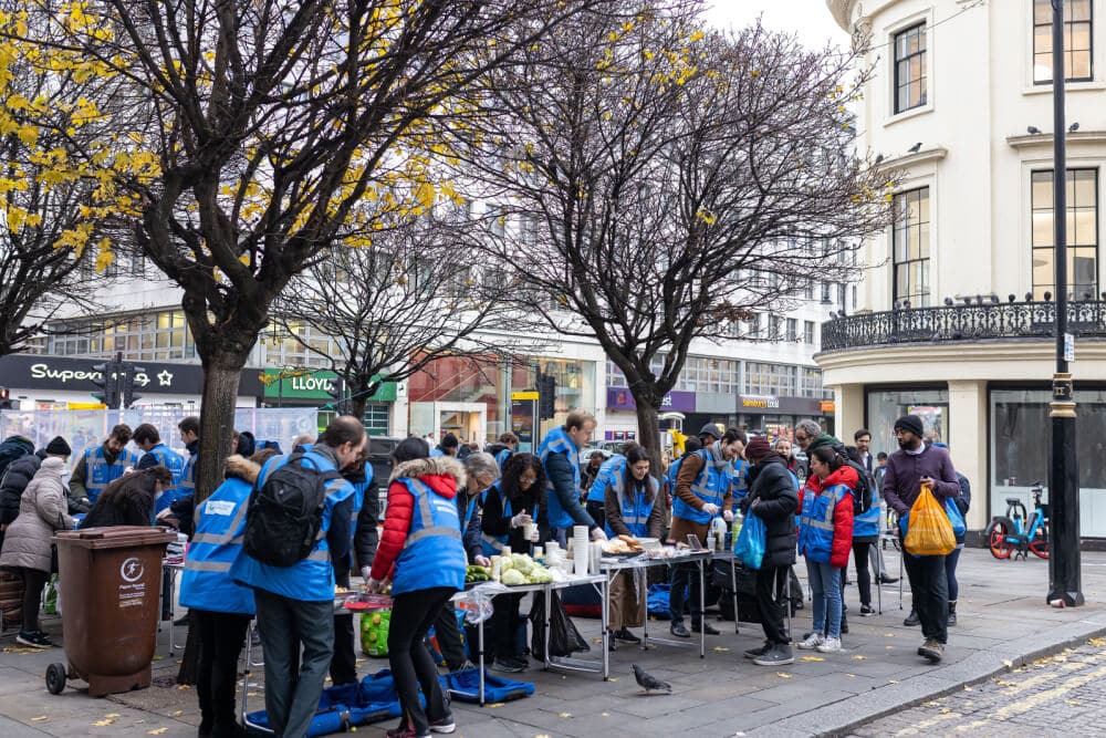 Ehrenamtliche Helfer verteilen Essen