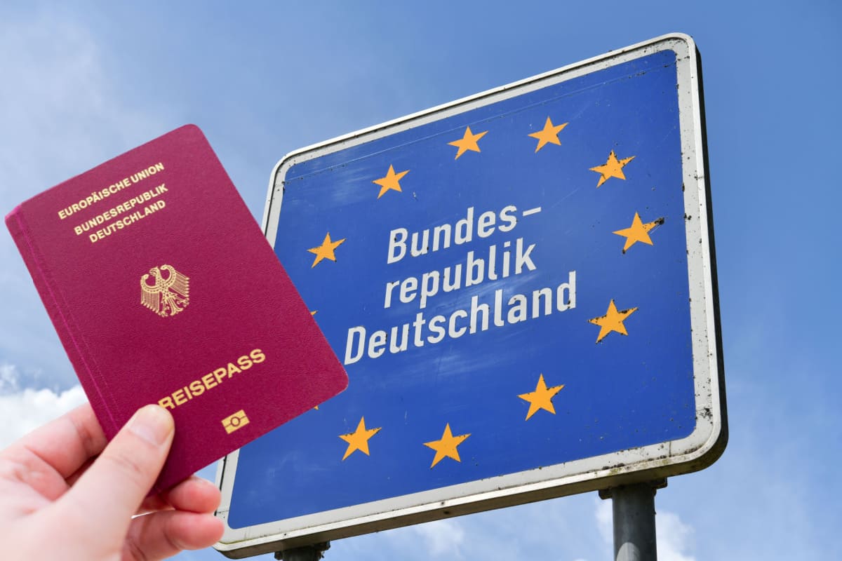 Bundesrepublik Deutschland Schild mit deutschem Reisepass - Einbürgerung