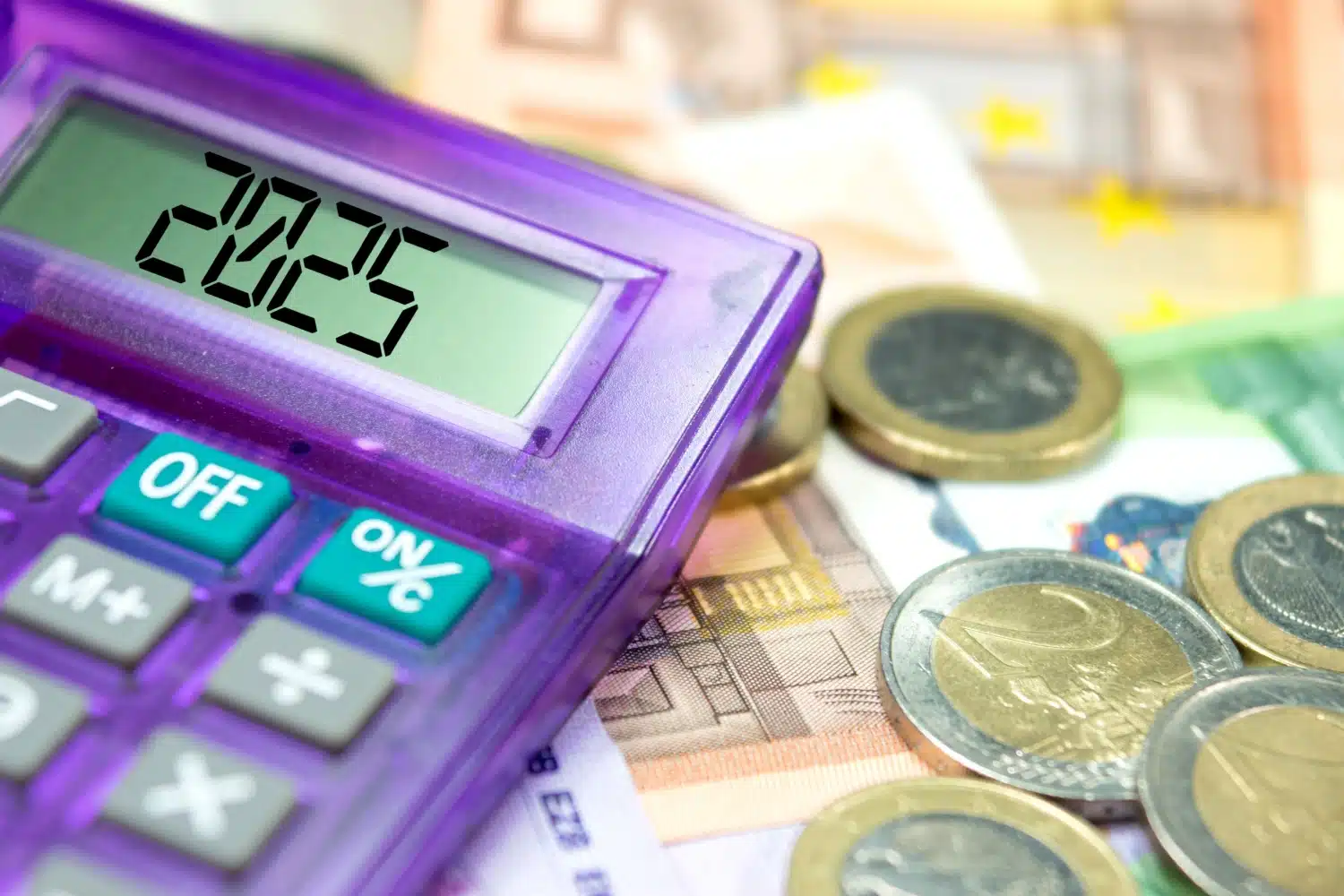 Taschenrechner mit 2025 im Display auf Geldscheinen, symbolisch für Zuverdienst zur Erwerbsminderungsrente