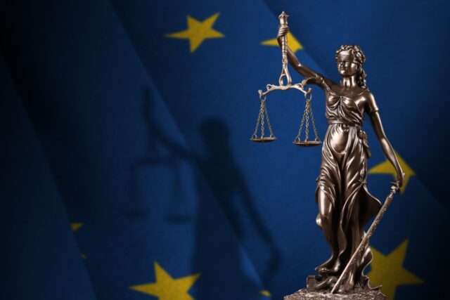 Europäische Union-Flagge mit Justitzia Statue