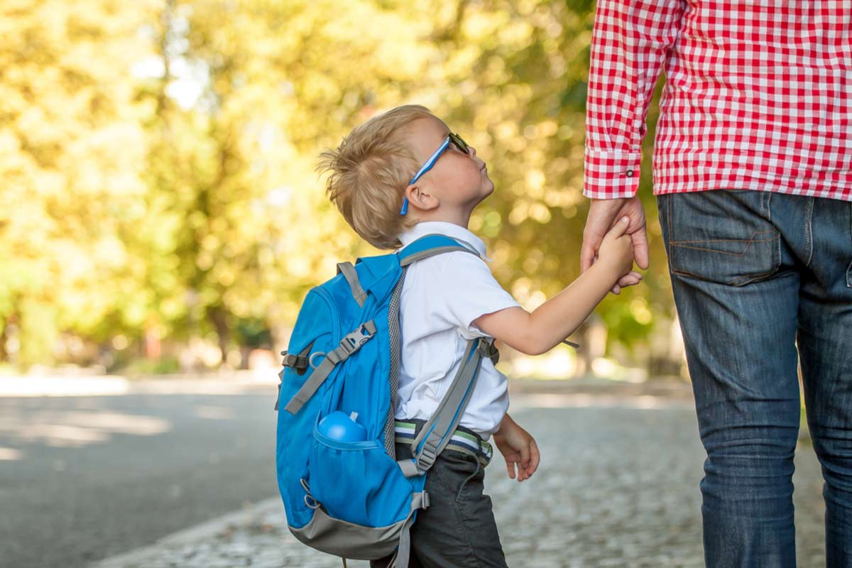 Schulkind mit Vater