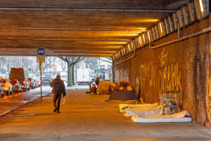 Obdachlose unter einer Brücke in Berlin