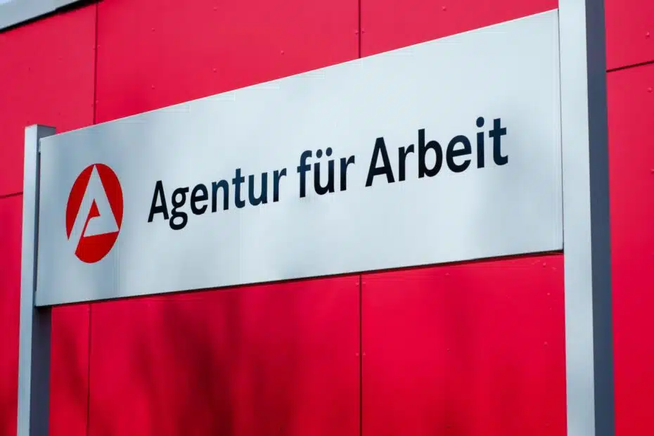 Schild mit Aufschrift "Agentur für Arbeit"