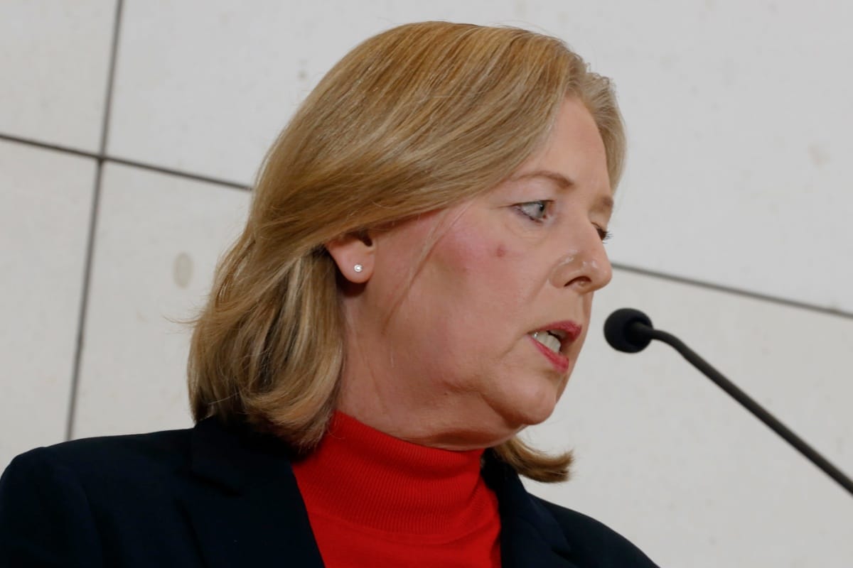 Bärbel Bas vom BMAS vor einem Mikrofon hält eine Rede