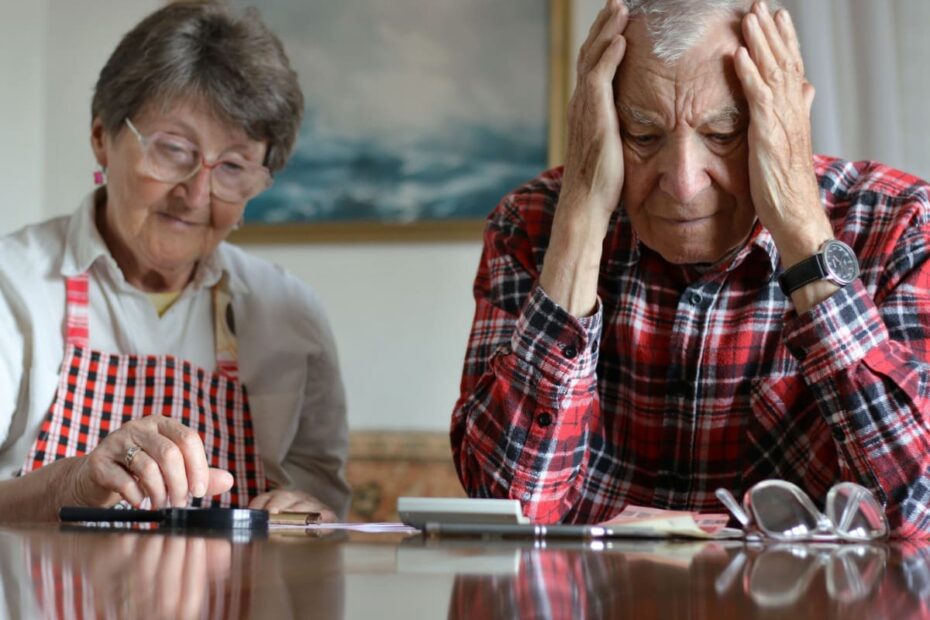 Verzweifelte Rentner zählen ihr Geld auf dem Esstisch