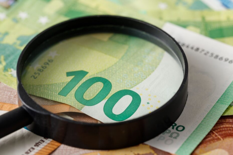 Lupe auf Geldscheinen