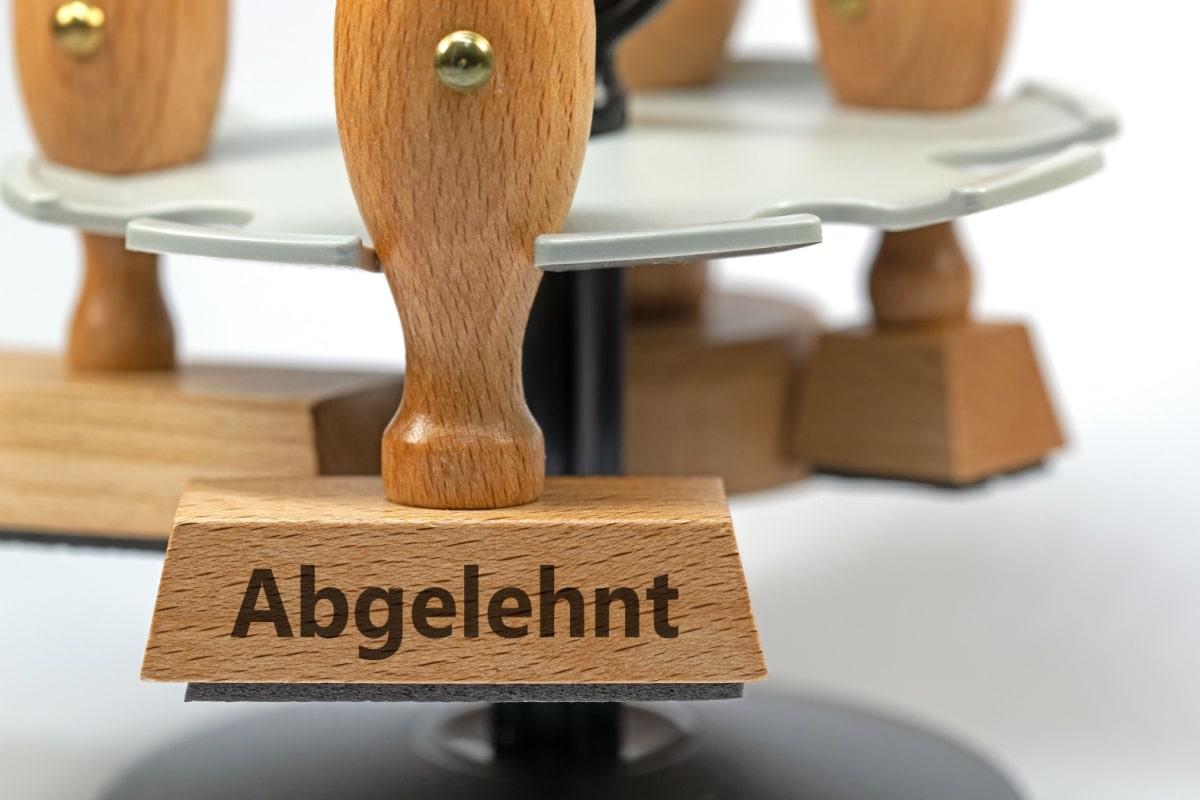 Stempel "Abgelehnt" als Symbol für zu niedrigen GdB oder die Ablehnung des Schwerbehindertenausweises.
