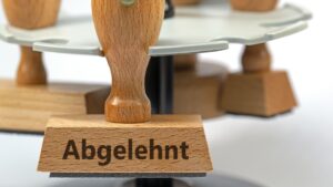 "Abgelehnt" Stempel als Symbol für einen zu niedrigen Grad der Behinderung (GdB) oder die Ablehnung des Schwerbehindertenausweises.
