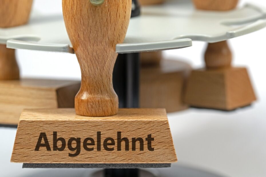 "Abgelehnt" Stempel als Symbol für einen zu niedrigen Grad der Behinderung (GdB) oder die Ablehnung des Schwerbehindertenausweises.