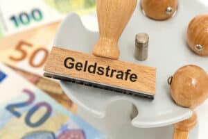 Stempel mit Aufschrift Geldstrafe und Euro-Banknoten