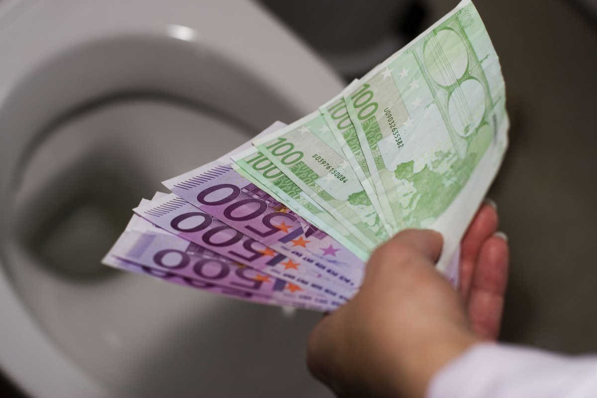 Mehrere Tausend Euro über Toilettenschüssel
