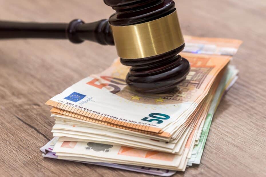 Richterhammer auf Stapel von Eurp-Geldscheinen
