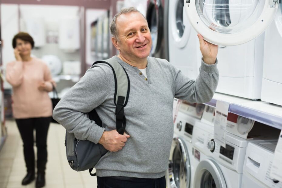 Mann kauft Waschmaschine in einem Fachgeschäft