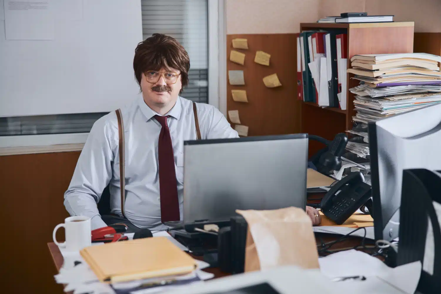 Altmodeischer Beamter hinter seinem Schreibtisch