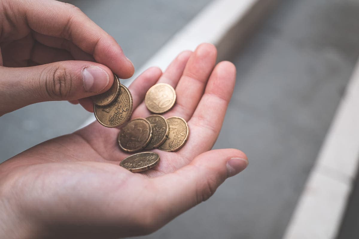 Hände zählen Kleingeld Cent Stücke