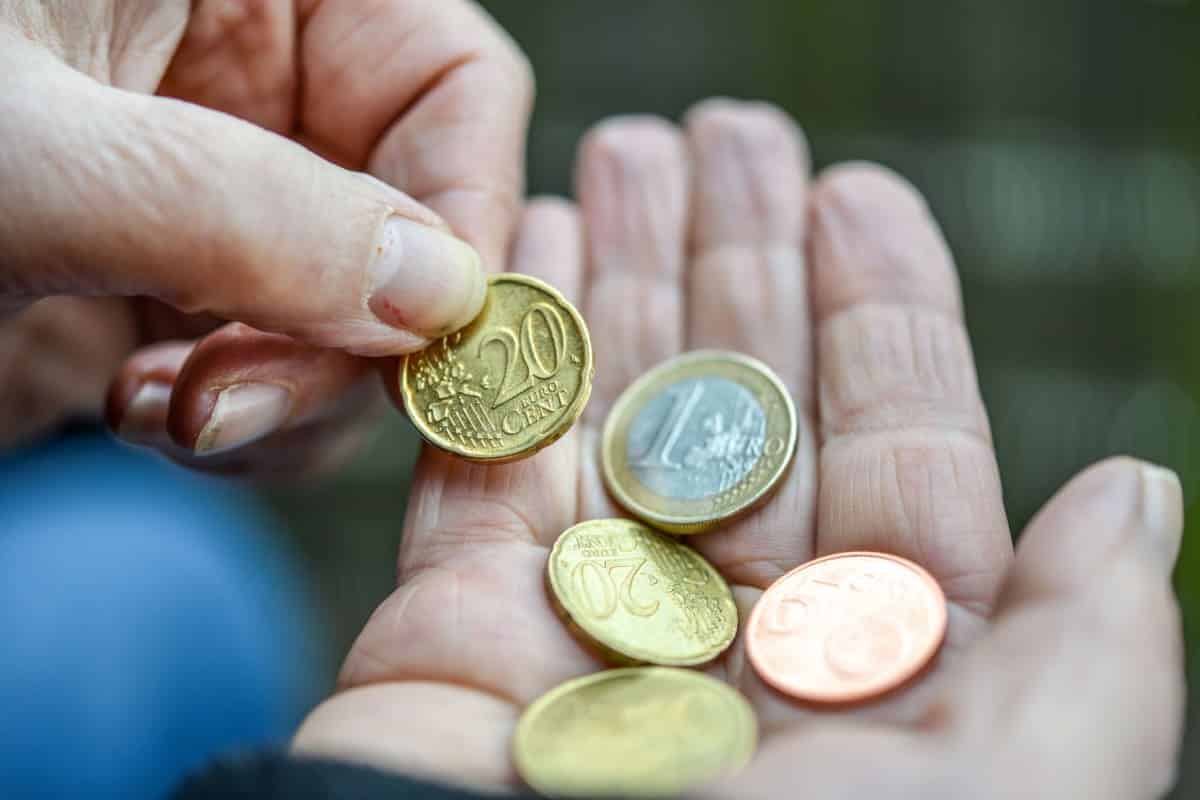 Hände einer älteren Person zählen Kleingeld