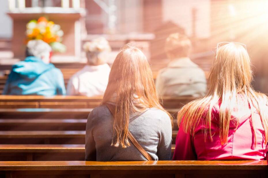 Leute in der Kirche