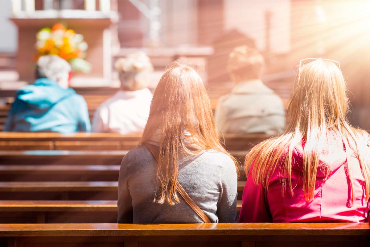 Leute in der Kirche