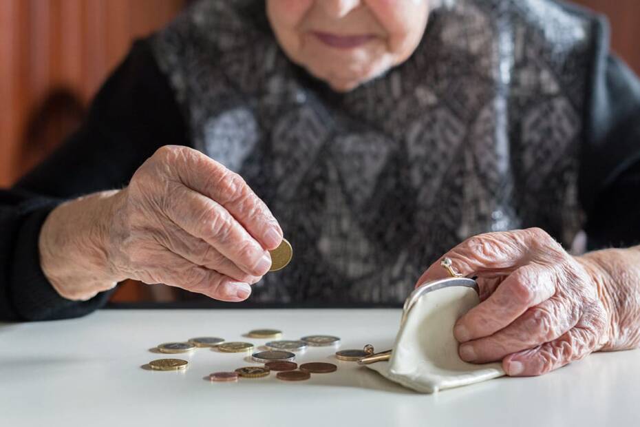 Rentnerin zählt Münzgeld