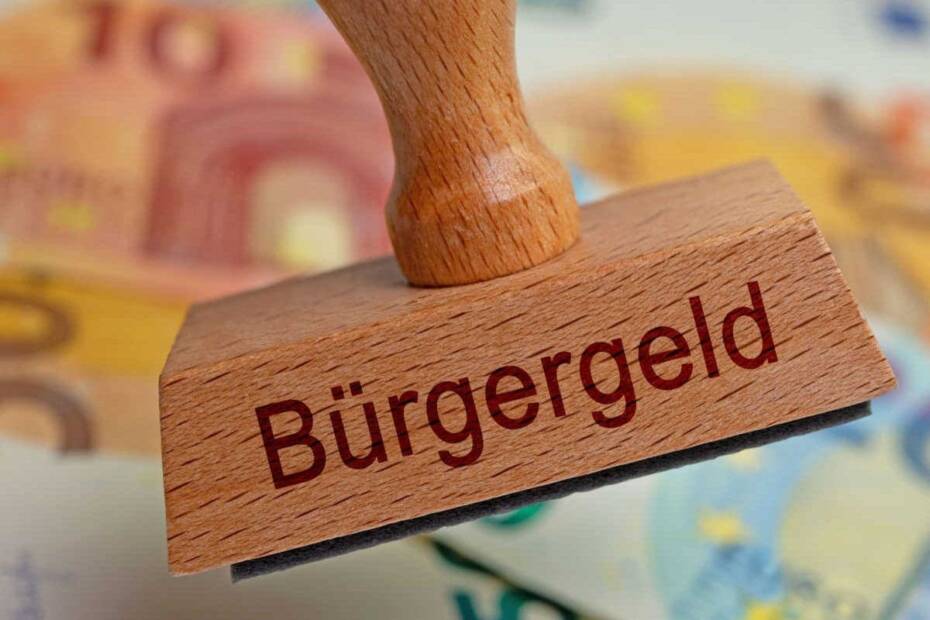 Bürgergeld Reform Stempel vor Geldscheinen