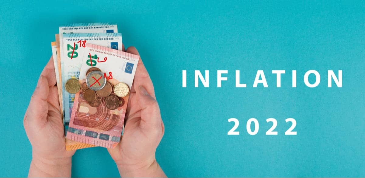 abgewertetes Geld in Händen aufgrund Inflation und Kaufkraftverlust
