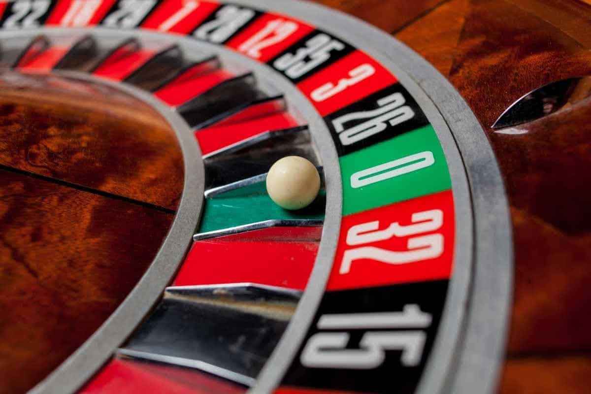 Kugel in Roulette Tisch auf Null schwarz grün rot