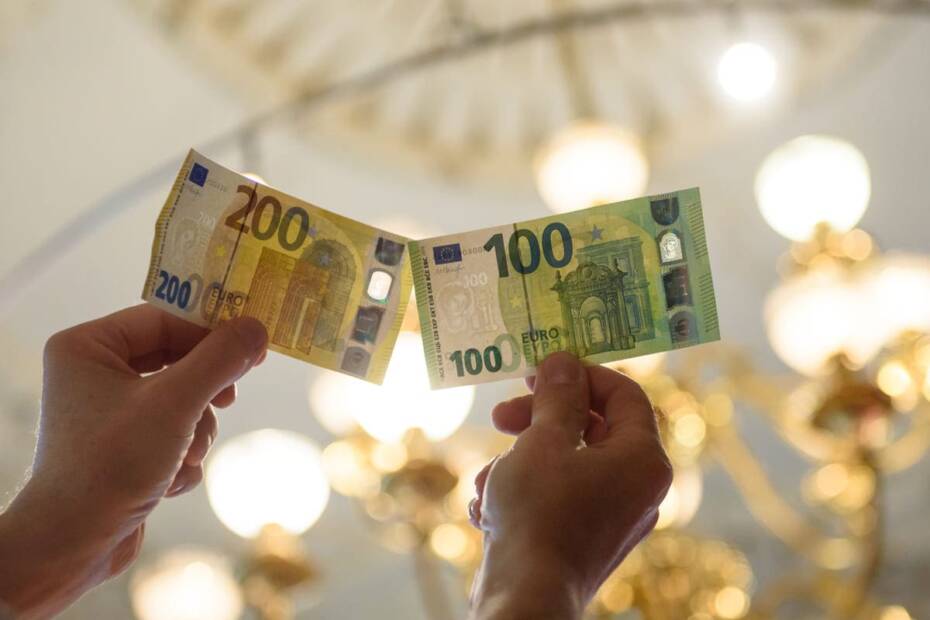 100 und 200 Euro Scheine in der Hand