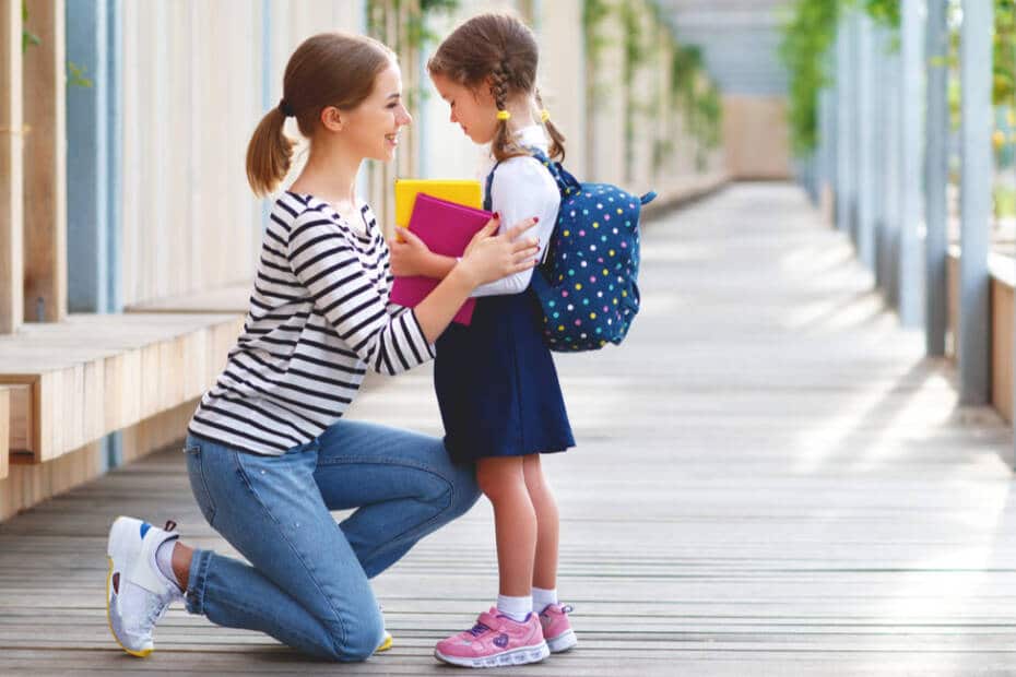 Mutter mit Tochter in der Schule