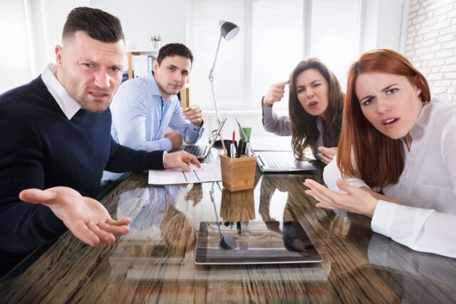 Menschen im Büro bei Diskussion