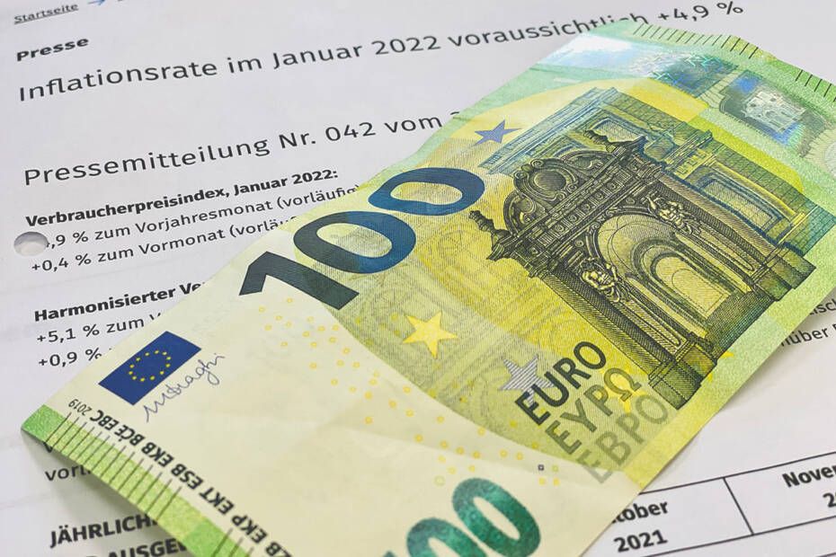 100 Euro auf Pressemitteiling Destatis zur Inflation