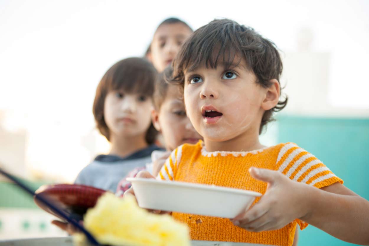 Kinder bei der Essensausgabe