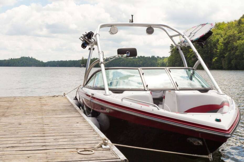 Hausboot an einem Steg