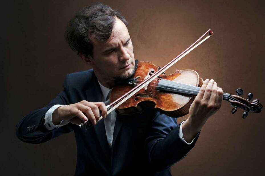 Ein Mann spielt Geige