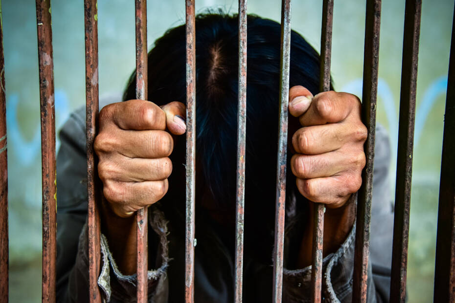 Mann im Gefängnis als Metapher für Hartz IV Sanktionen