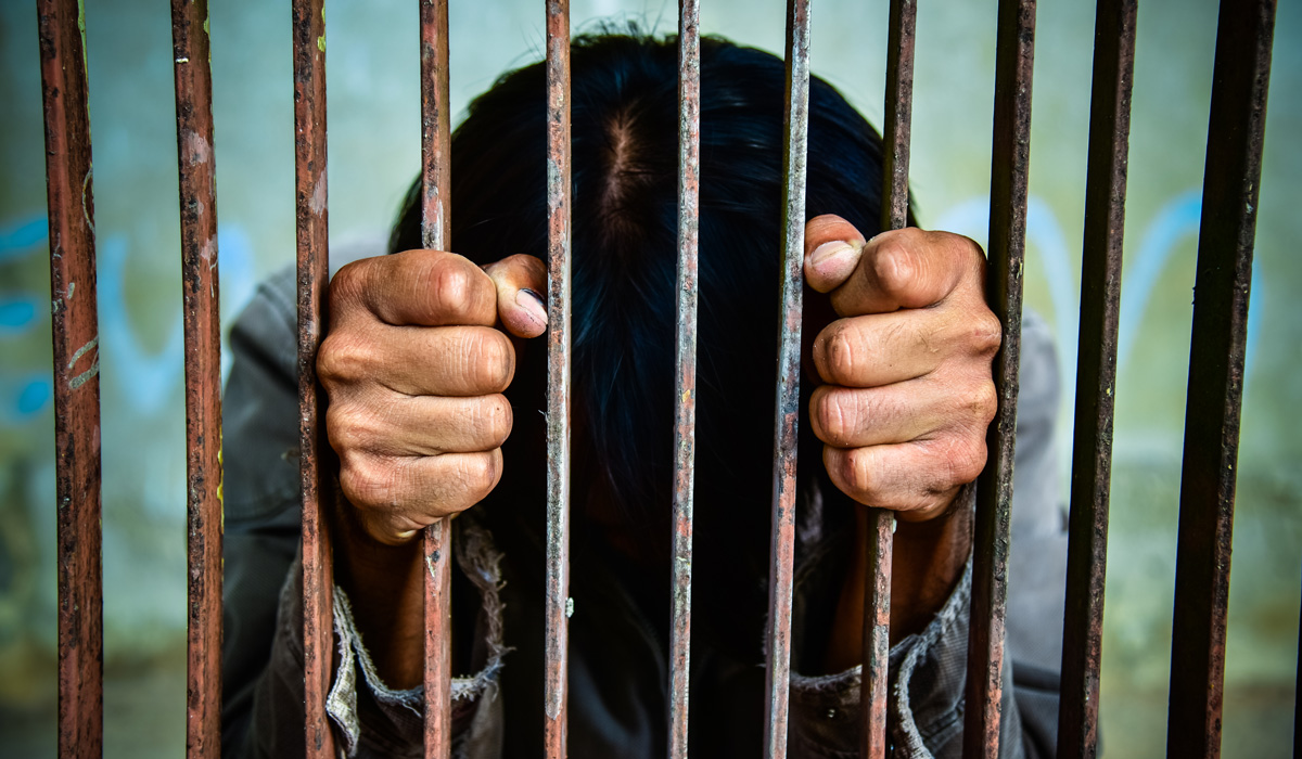 Mann im Gefängnis als Metapher für Hartz IV Sanktionen