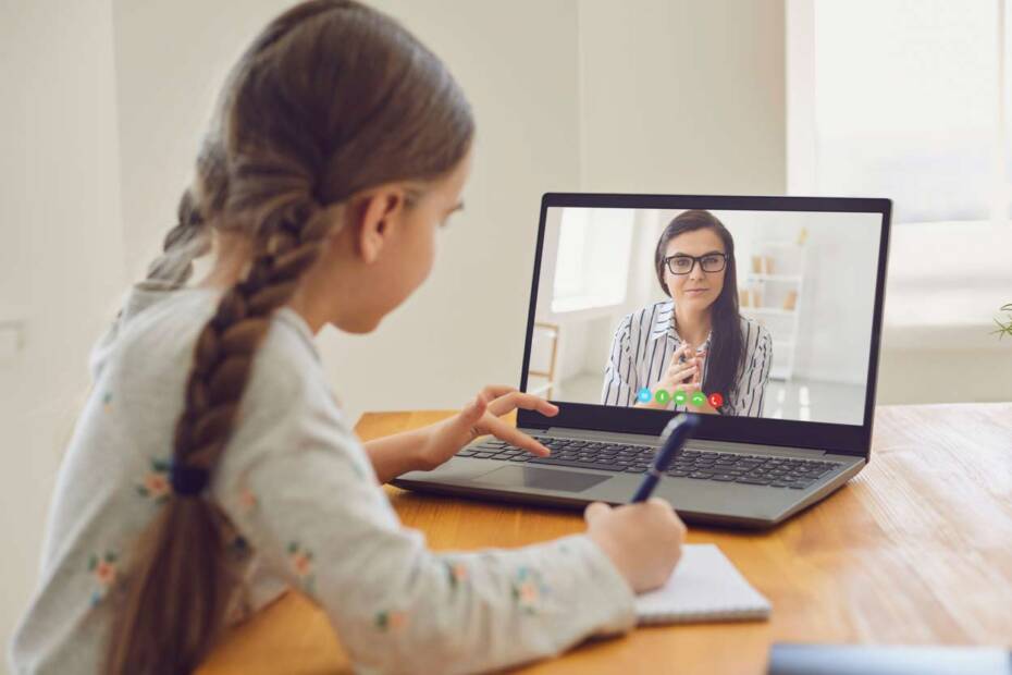 Mädchen sitzt am PC und erhält Online-Unterricht