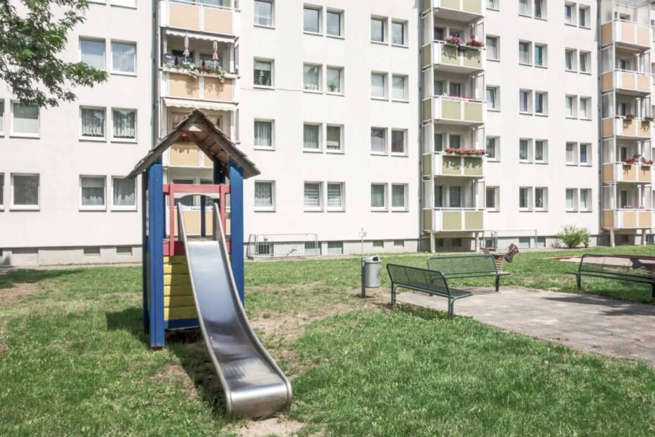 Wohnblock mit Spielplatz im Vorhof