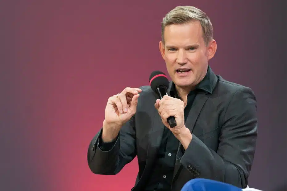 Hendrik Streek, Virologe und CDU-Politiker mit Mikrofon in der Hand