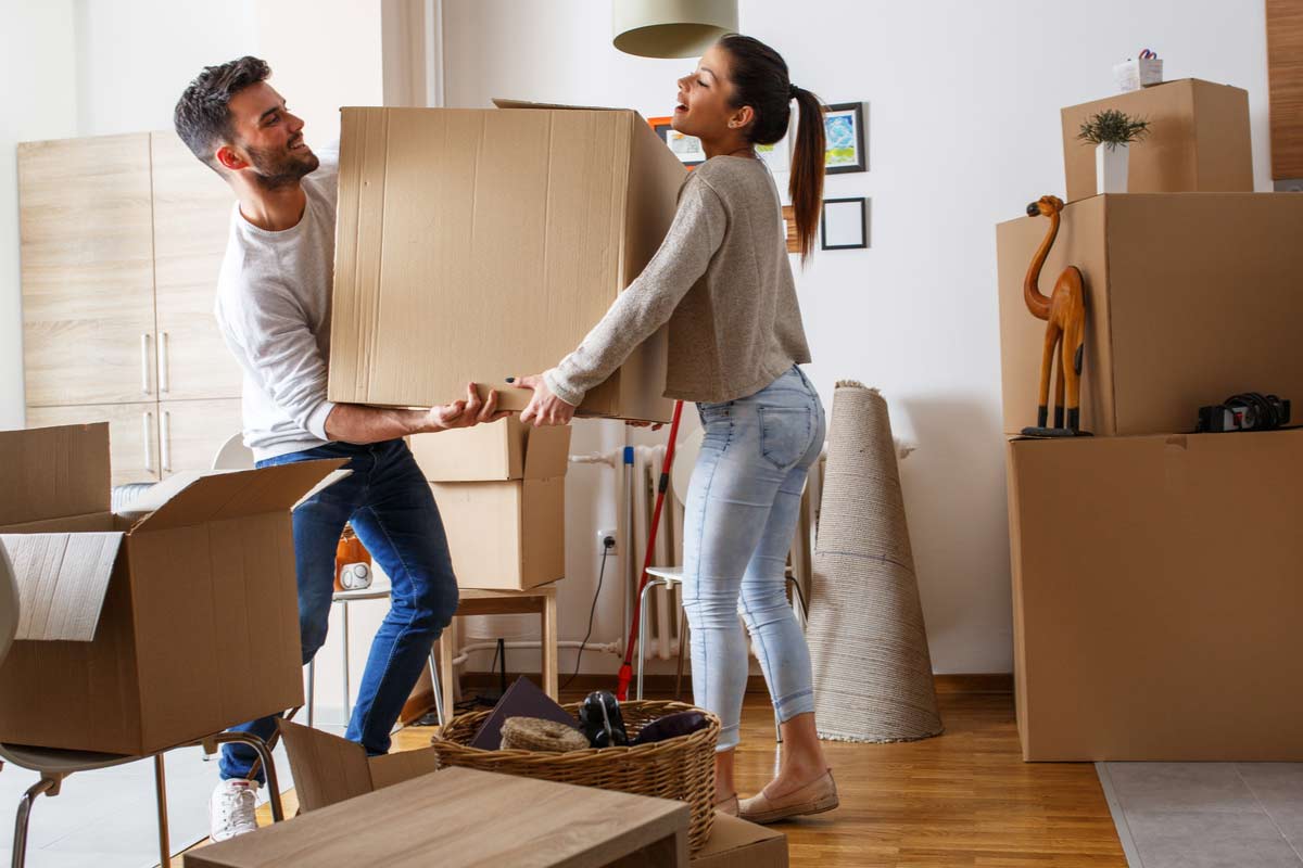 Paar zieht in eine Wohnung ein