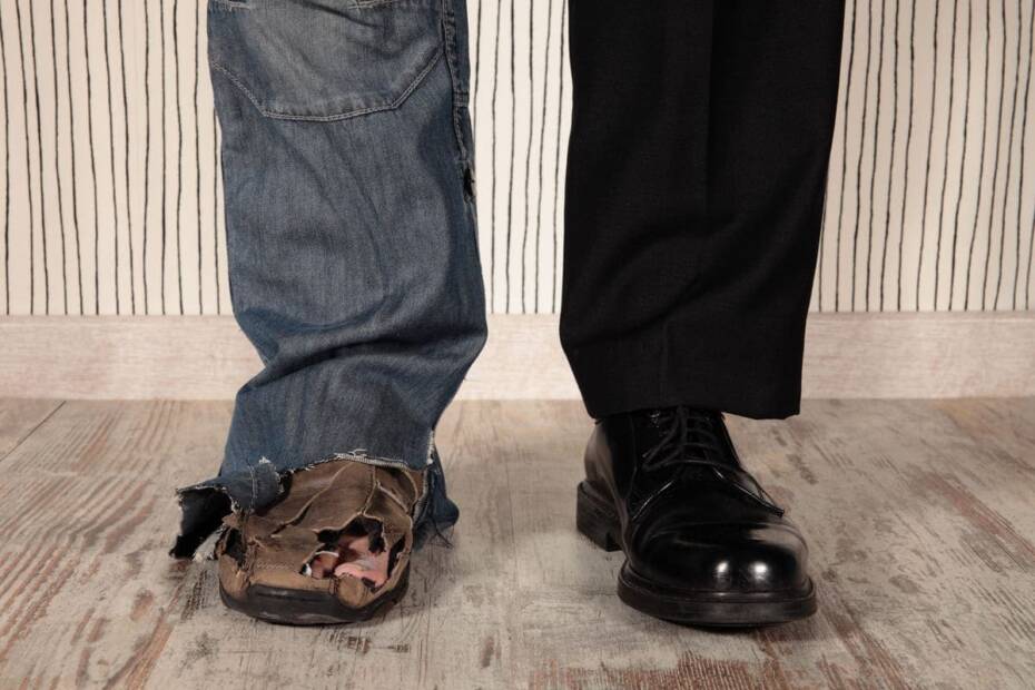 Füße mit guten und schlechten Schuhen